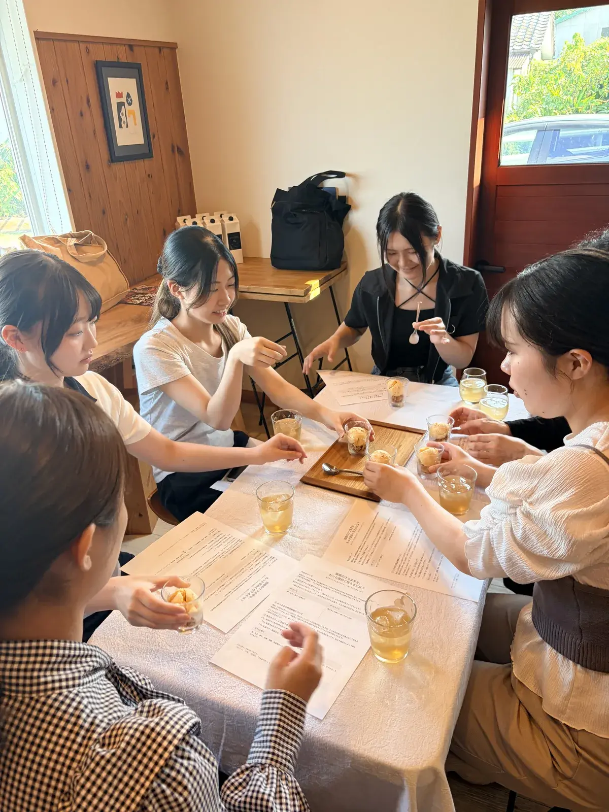 さつまいもの見せ方をディスカッションする学生