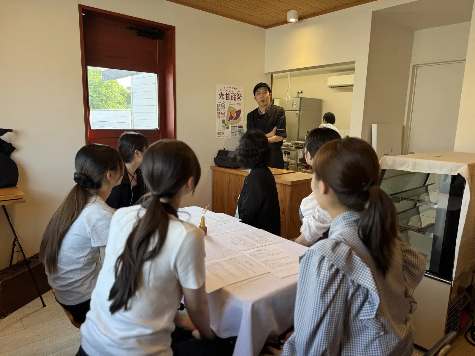 工房で桑原さんから説明を受ける学生
