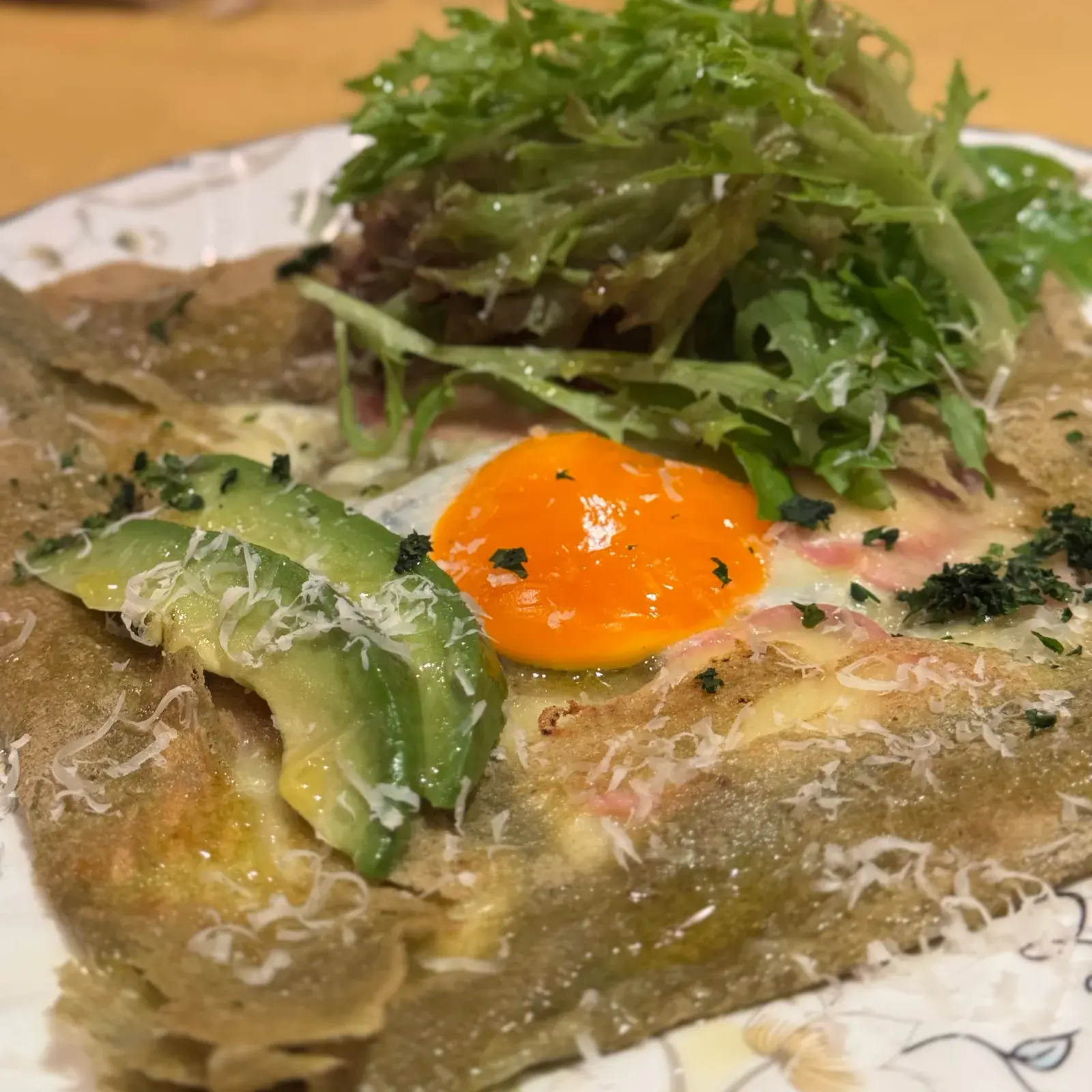 生地にケールの粉末を練り込んだガレット
