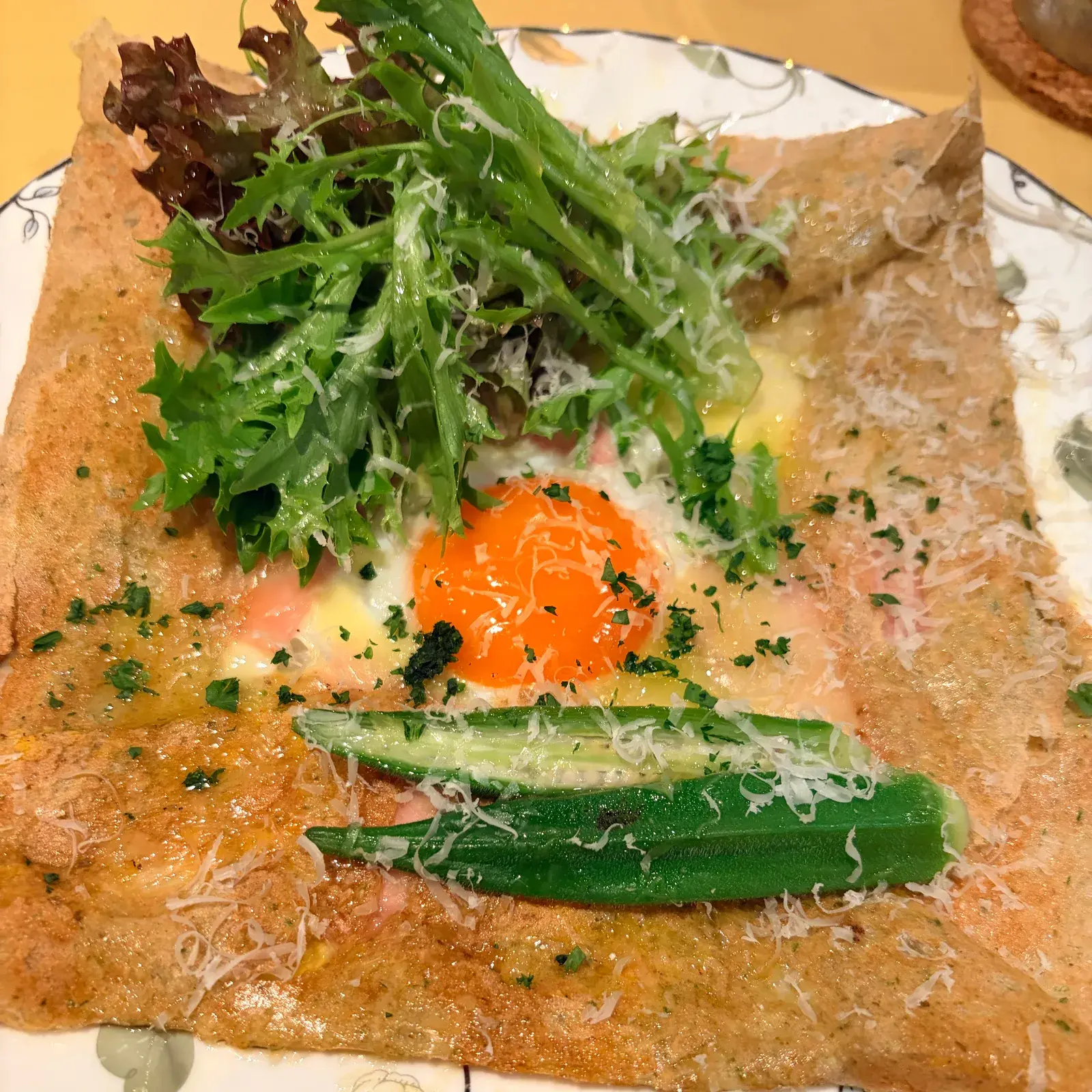 生地にオクラパウダーを練り込んだガレット