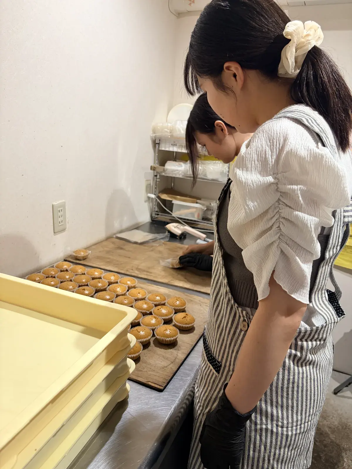 「みそまんじゅう」を包装する学生