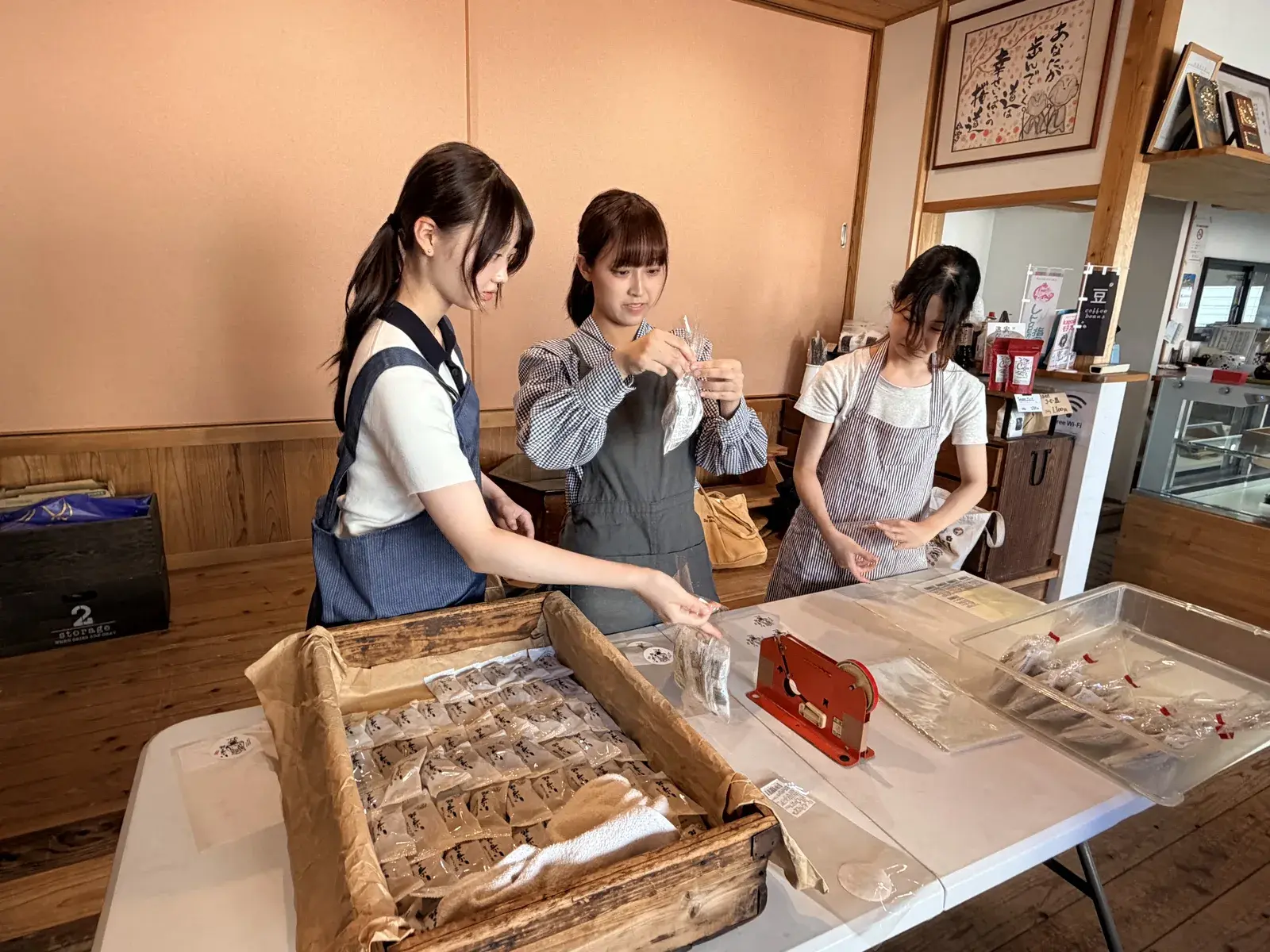 「いぶすき路」を袋詰めする学生