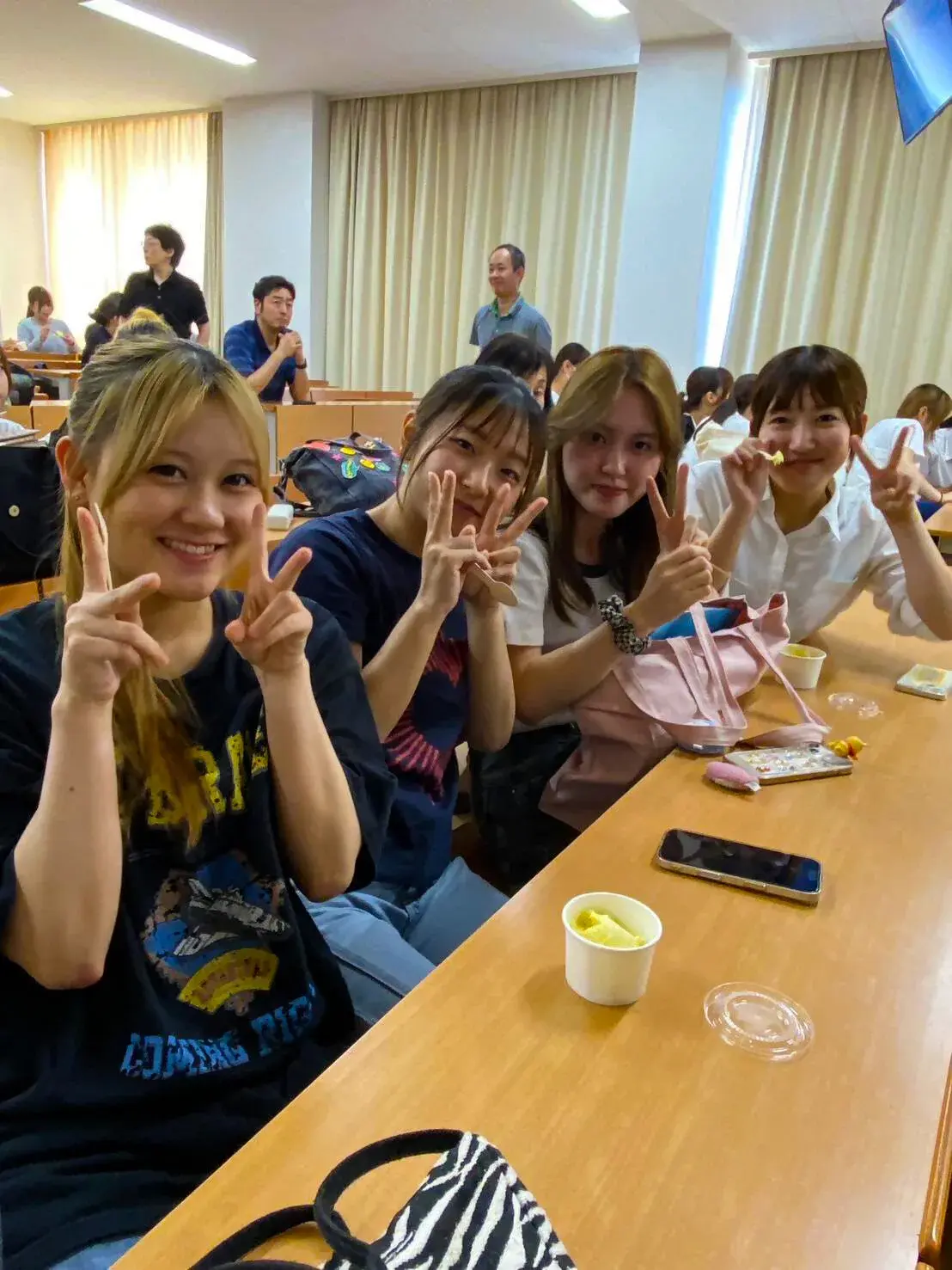アイスを試食する学生