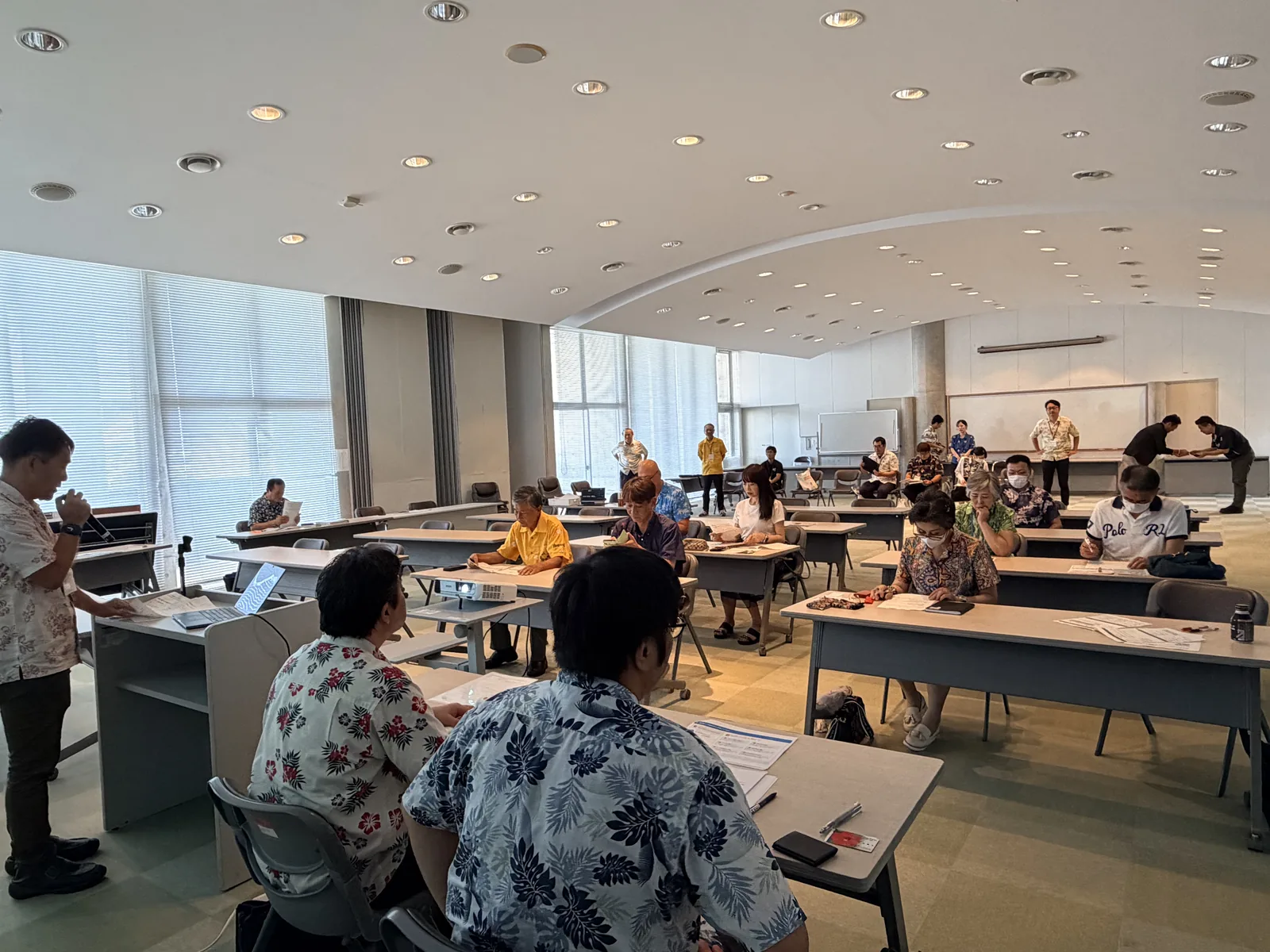 会場全体で、参加者がそれぞれチェックシートに記入している様子