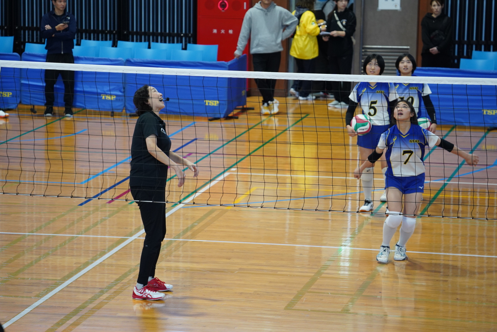 ネット越しの指導風景