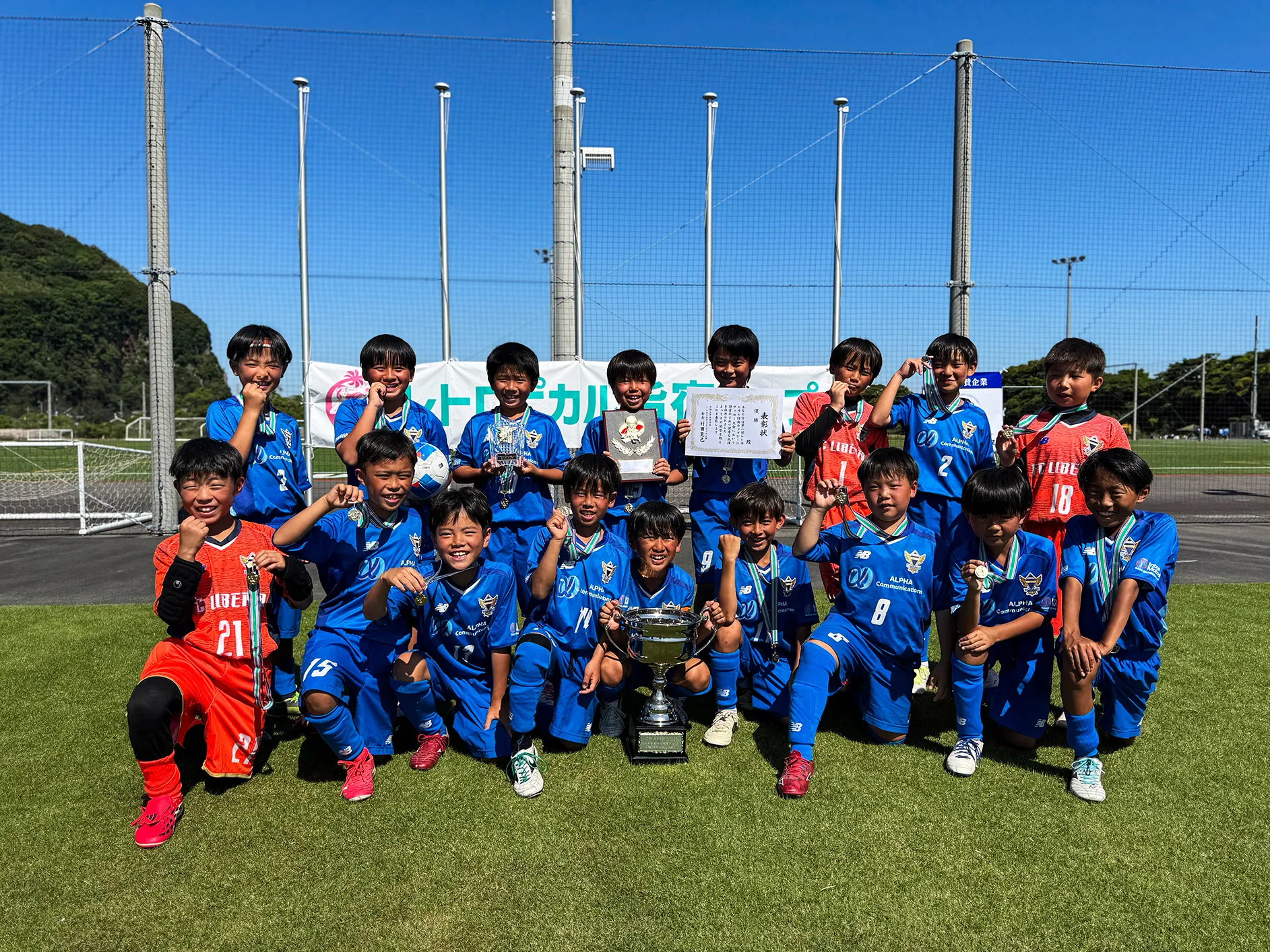 優勝したFCリベルタの選手全員がトロフィーを囲んで記念撮影。全員が最高の笑顔