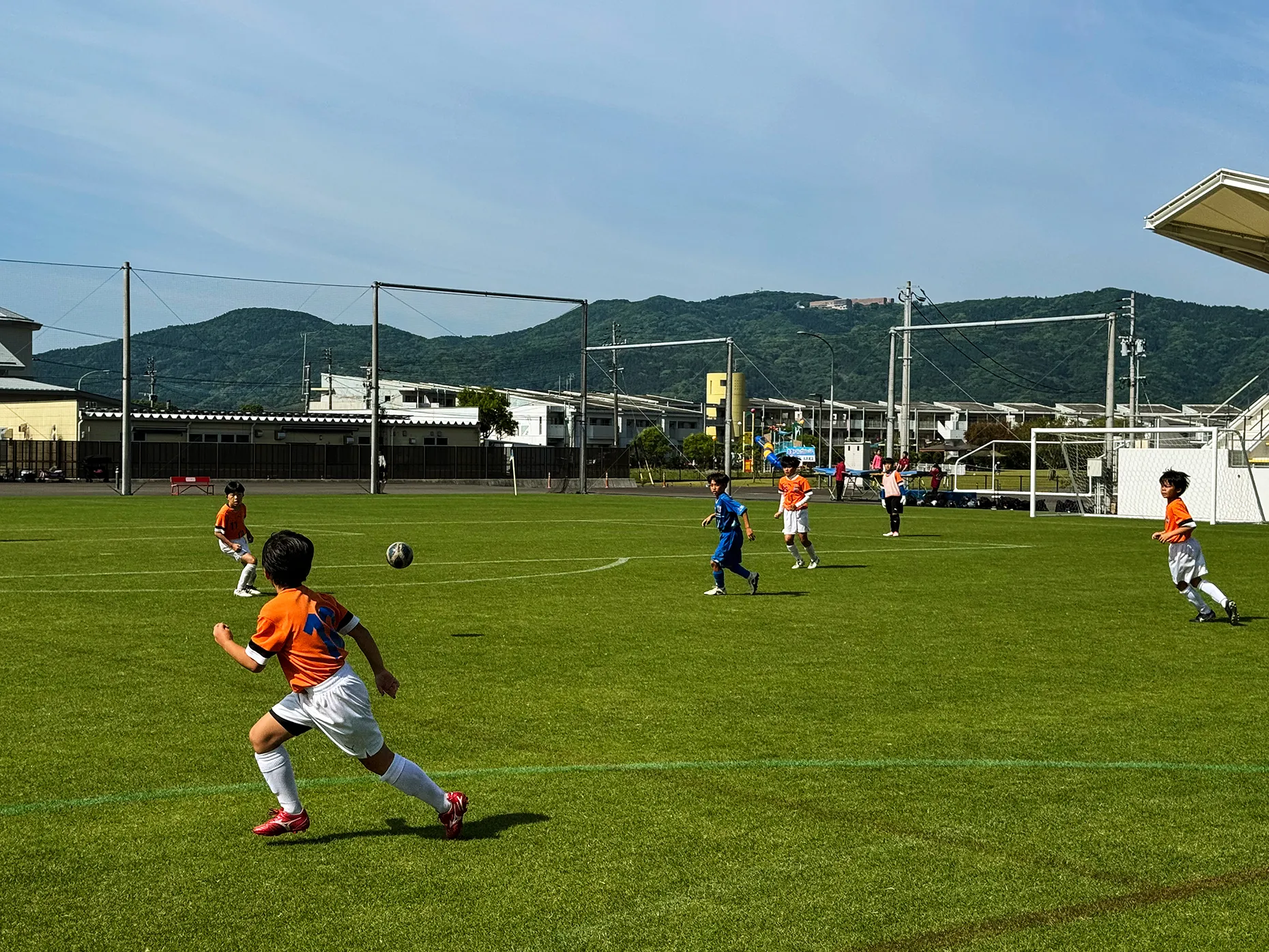 レトロピカル指宿カップの予選リーグでボールを追いかける子どもたち