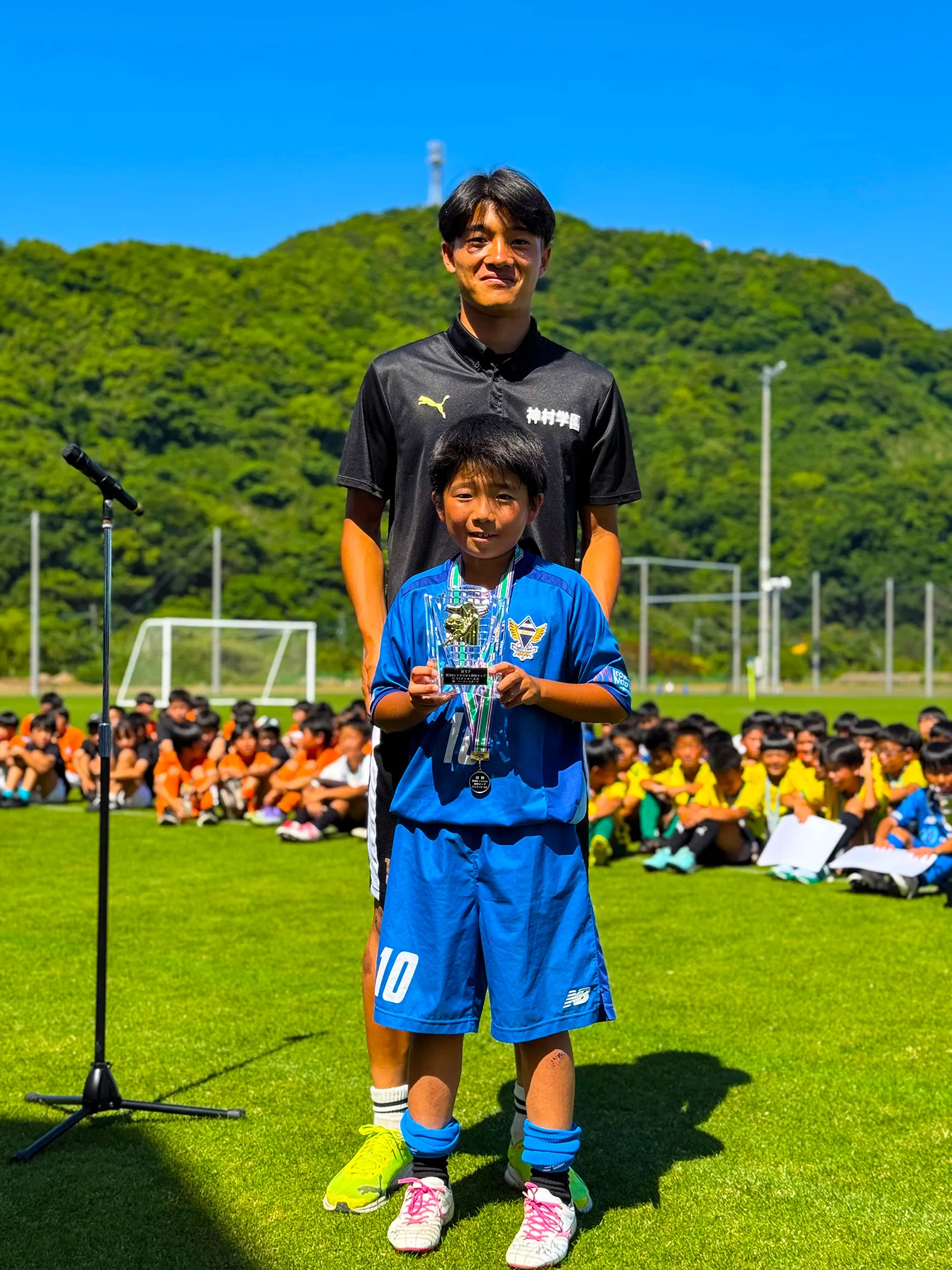 U-17日本代表・竹野楓太キャプテンから大会MVPのトロフィーを授与される選手