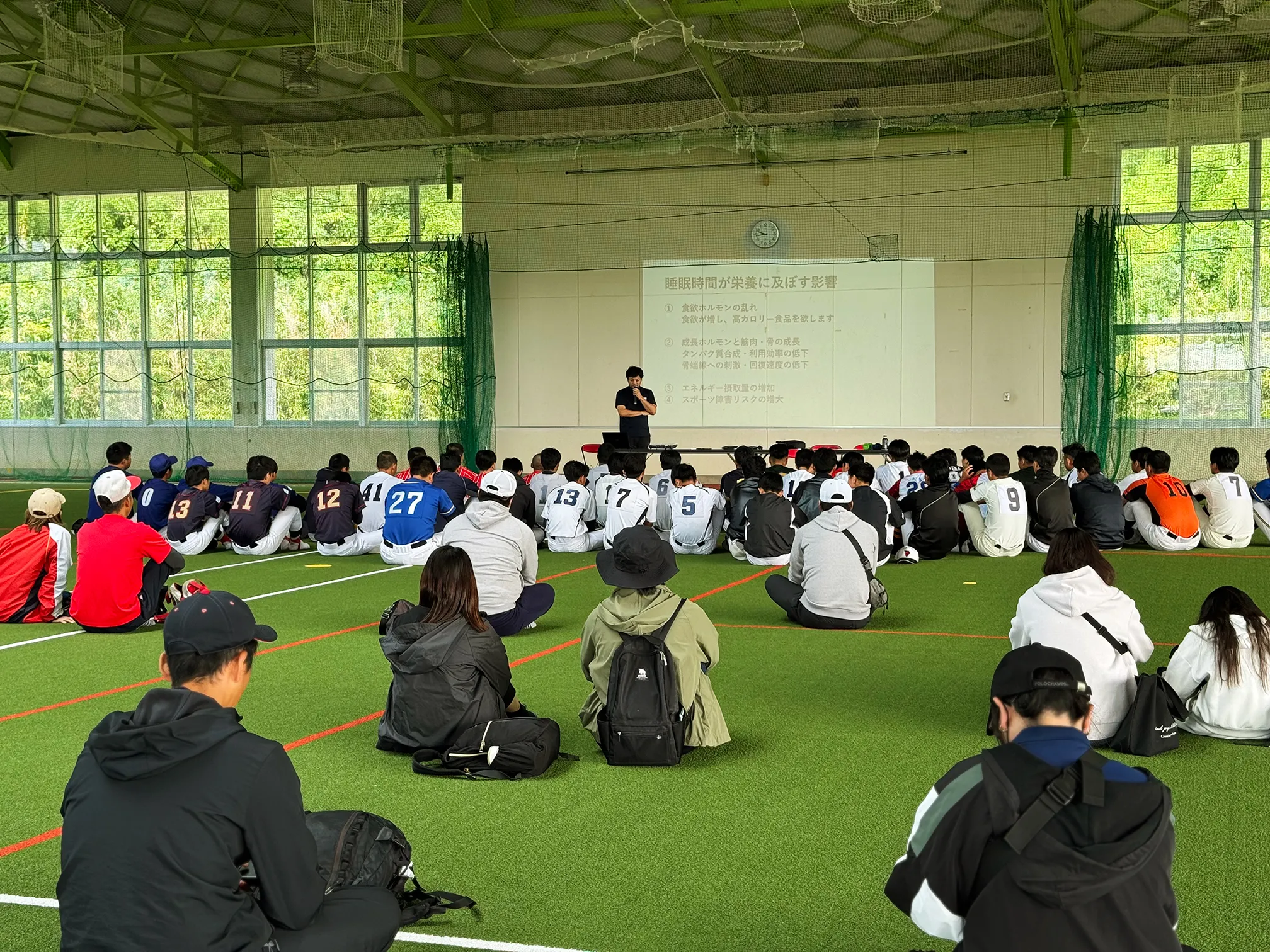講義を聴く選手たち