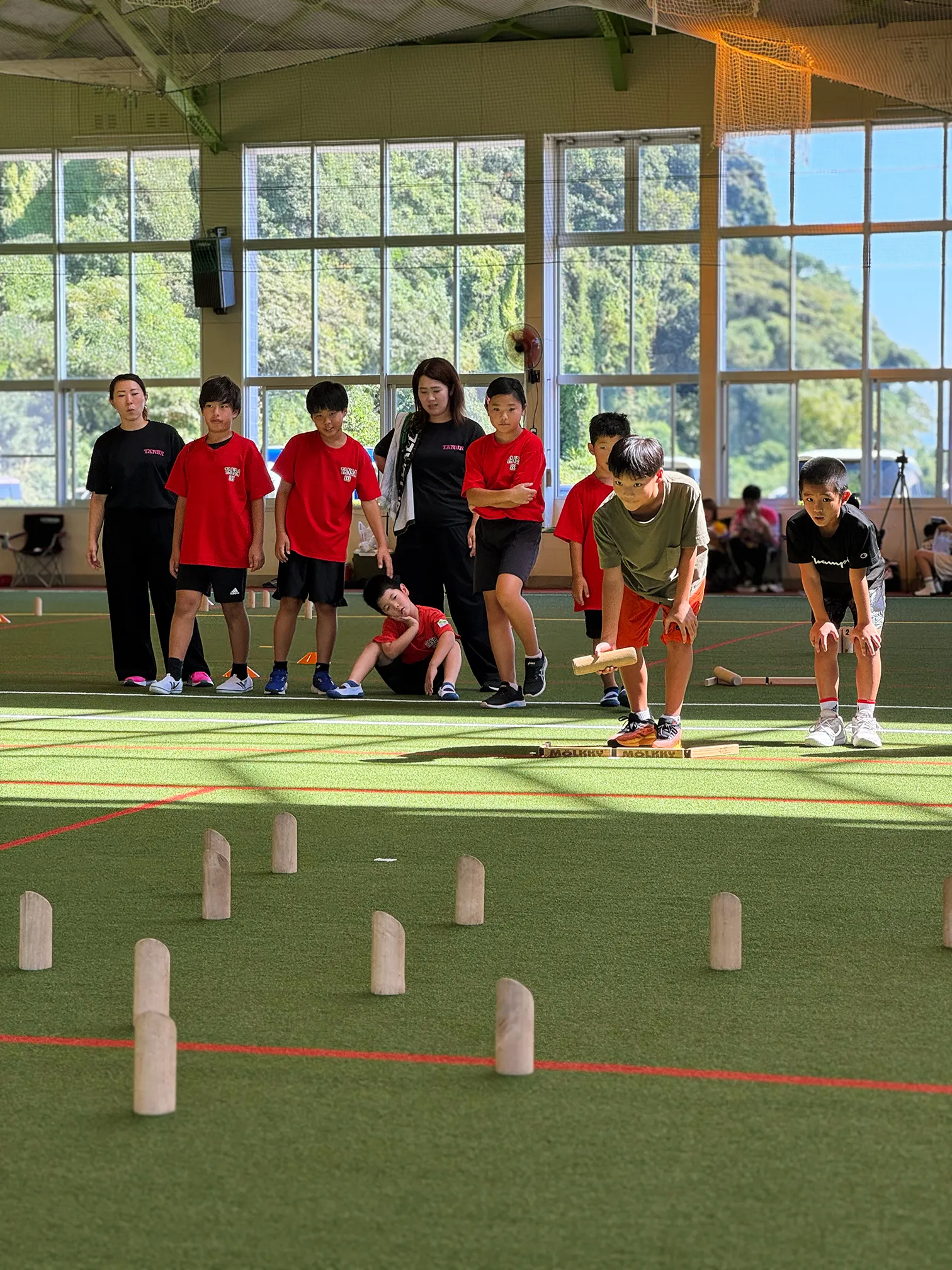 モルックを投げる小学生