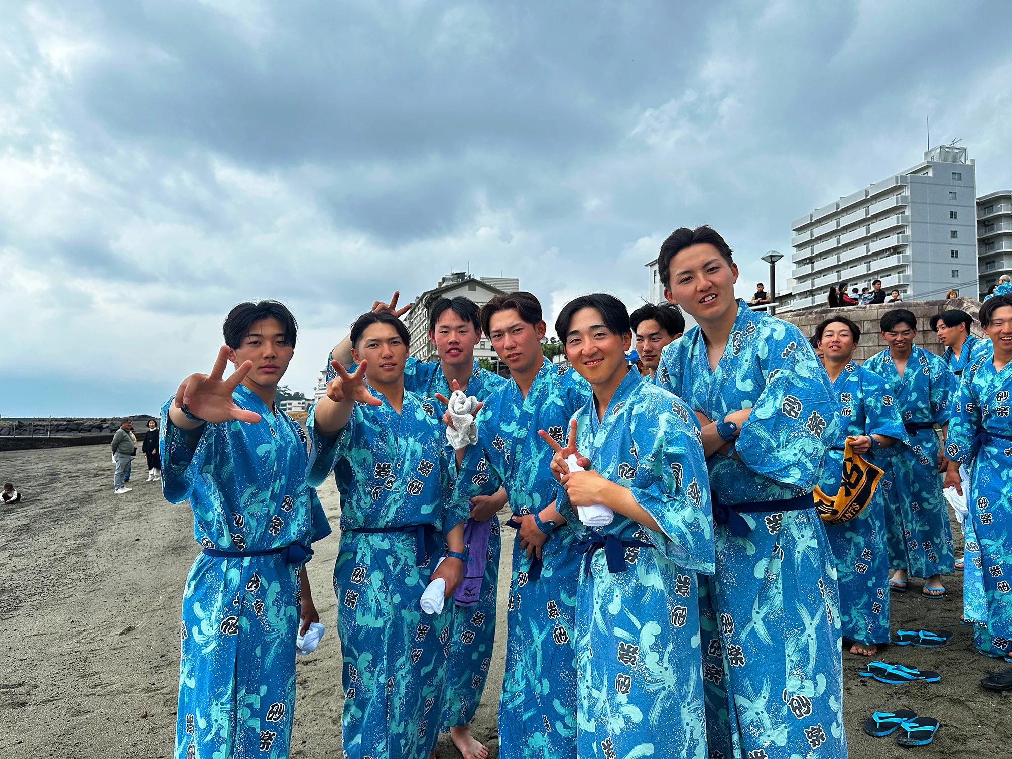 砂むし温泉体験後の中央大学の選手たち