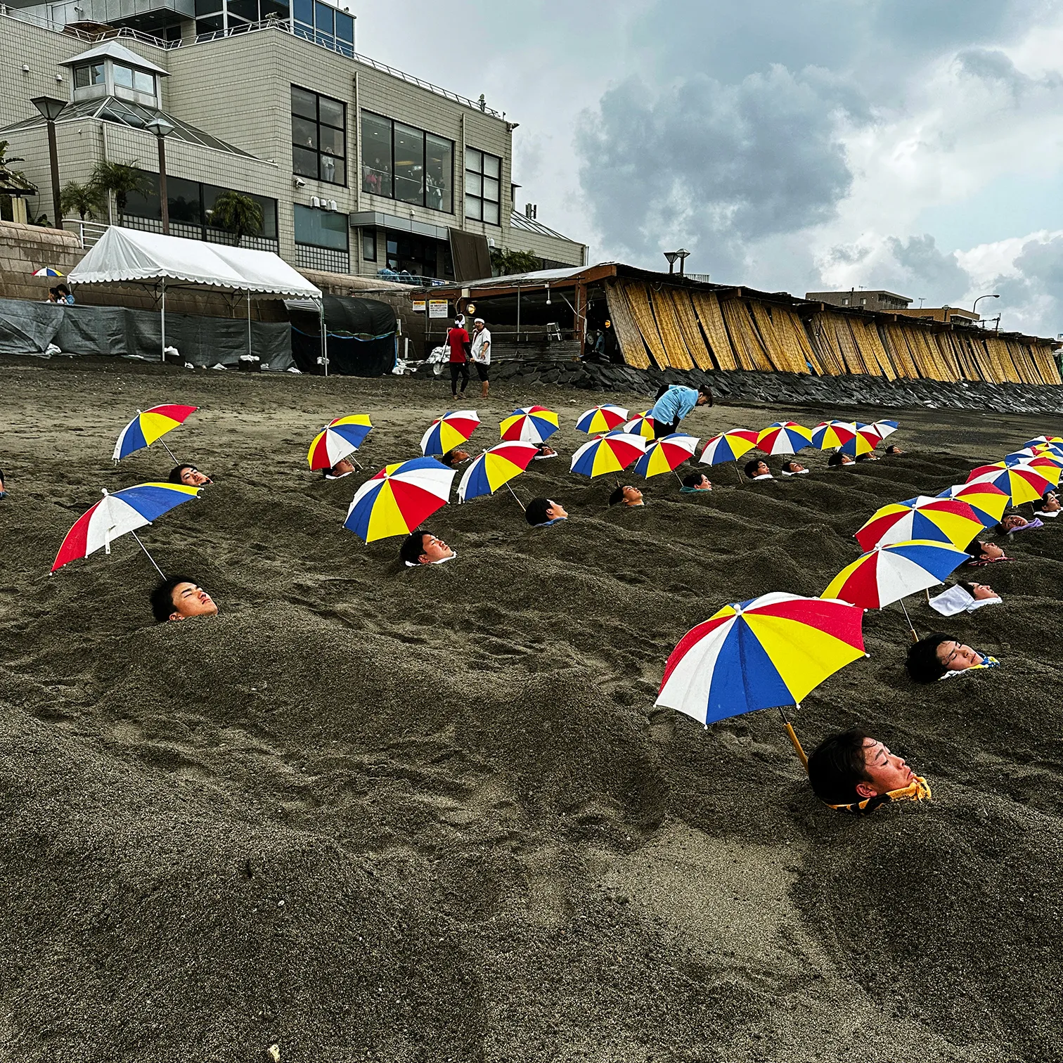 砂むし温泉を体験する中央大学の選手たち