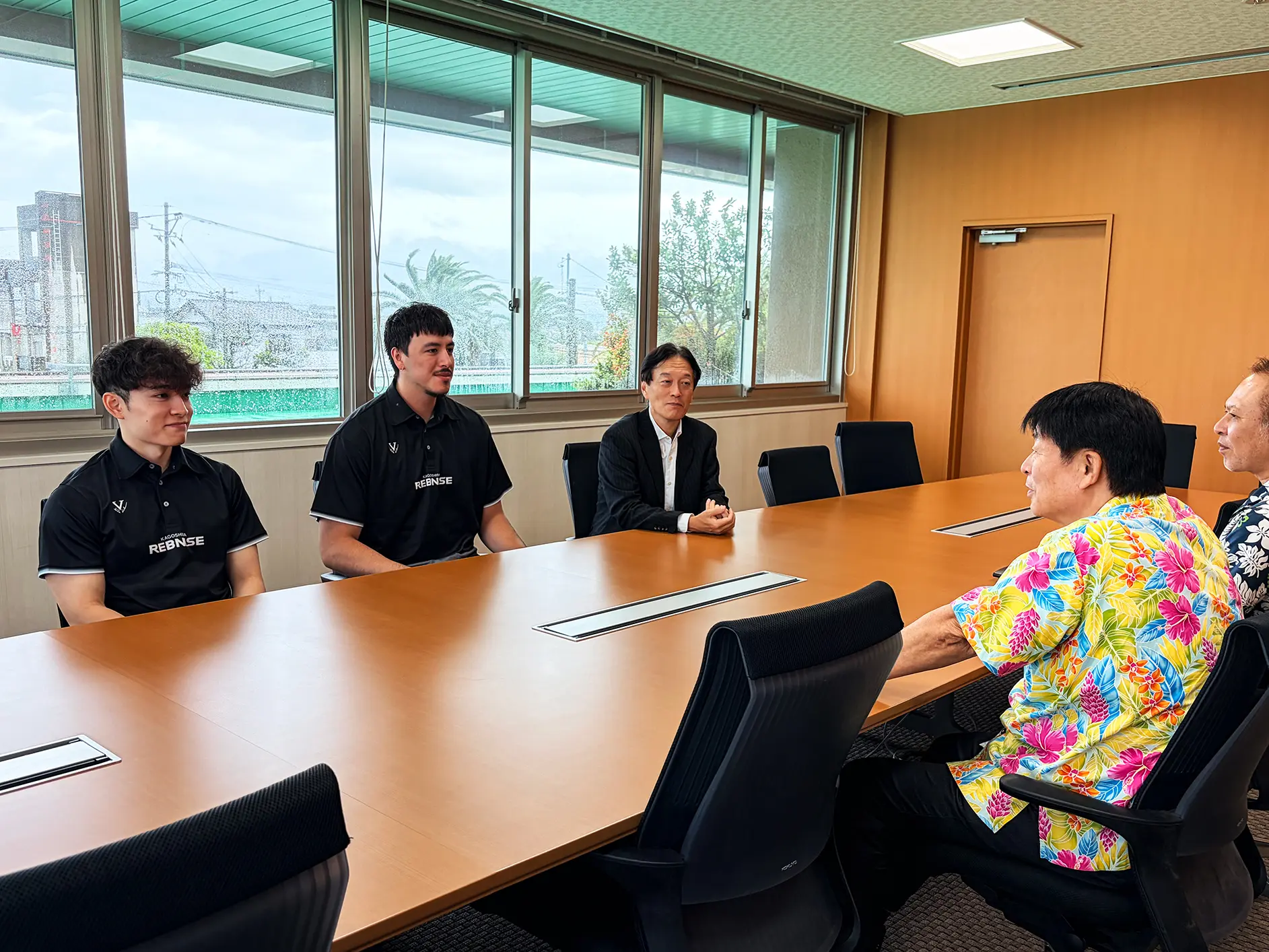 会議室のテーブルを囲んで歓談する鹿児島レブナイズのメンバーと市長