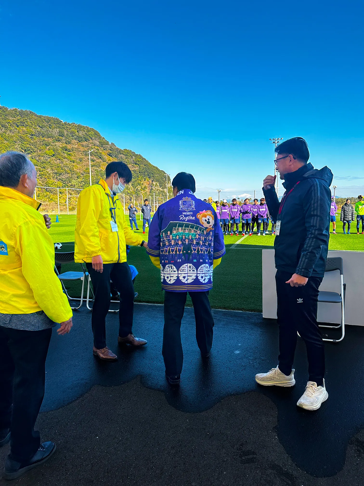 法被を着用する市長