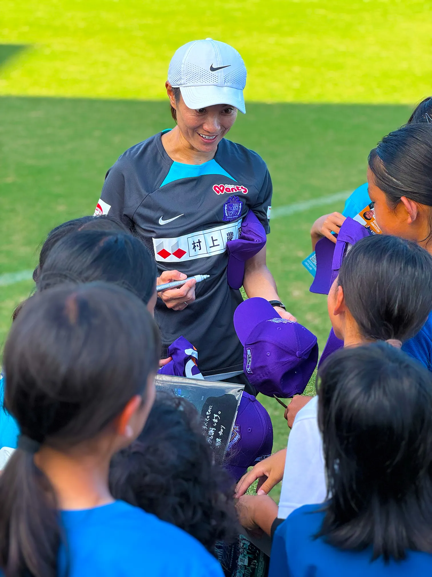 選手からサインをもらう子どもたち