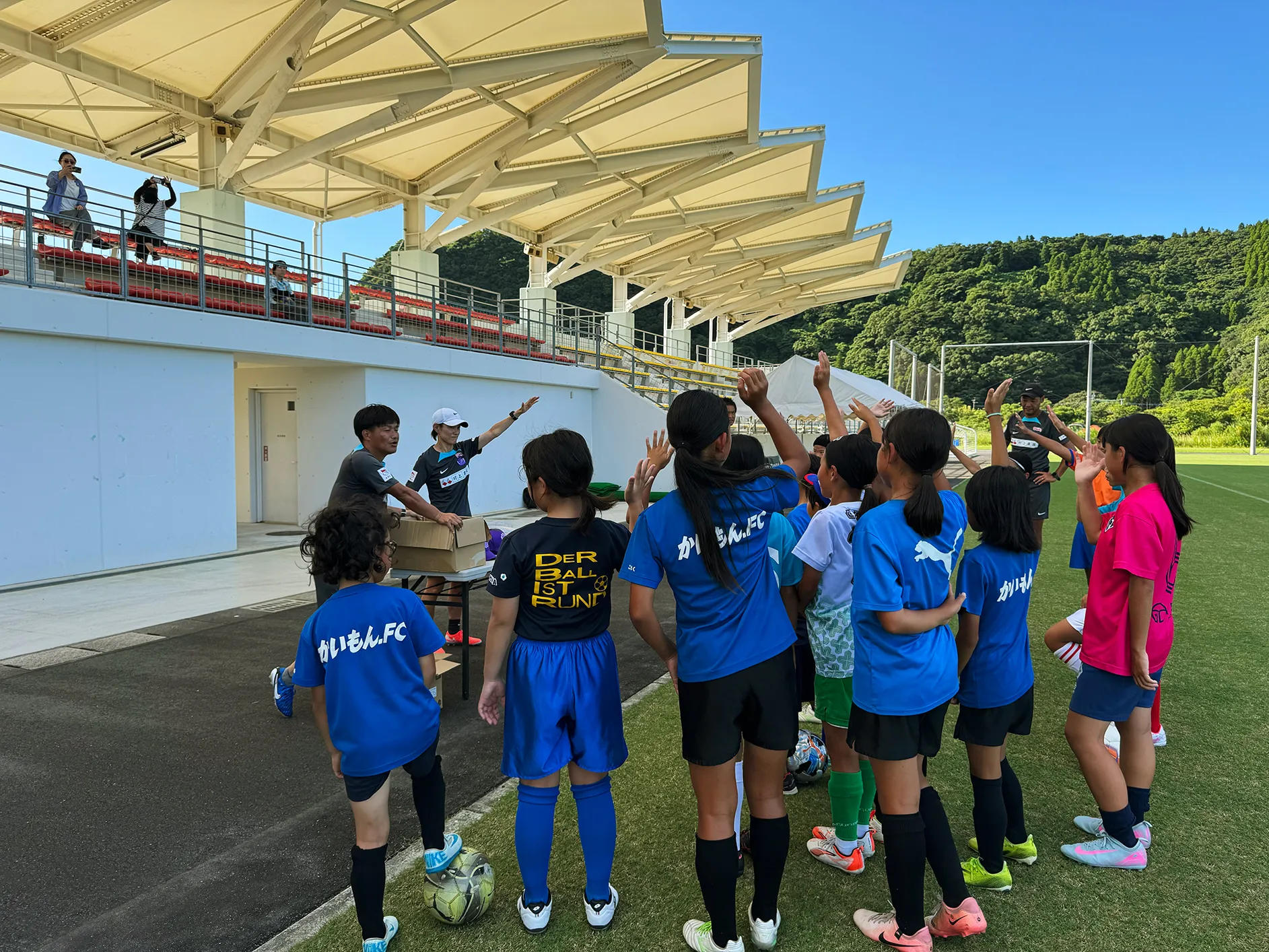 近賀ゆかりコーチと子どもたち