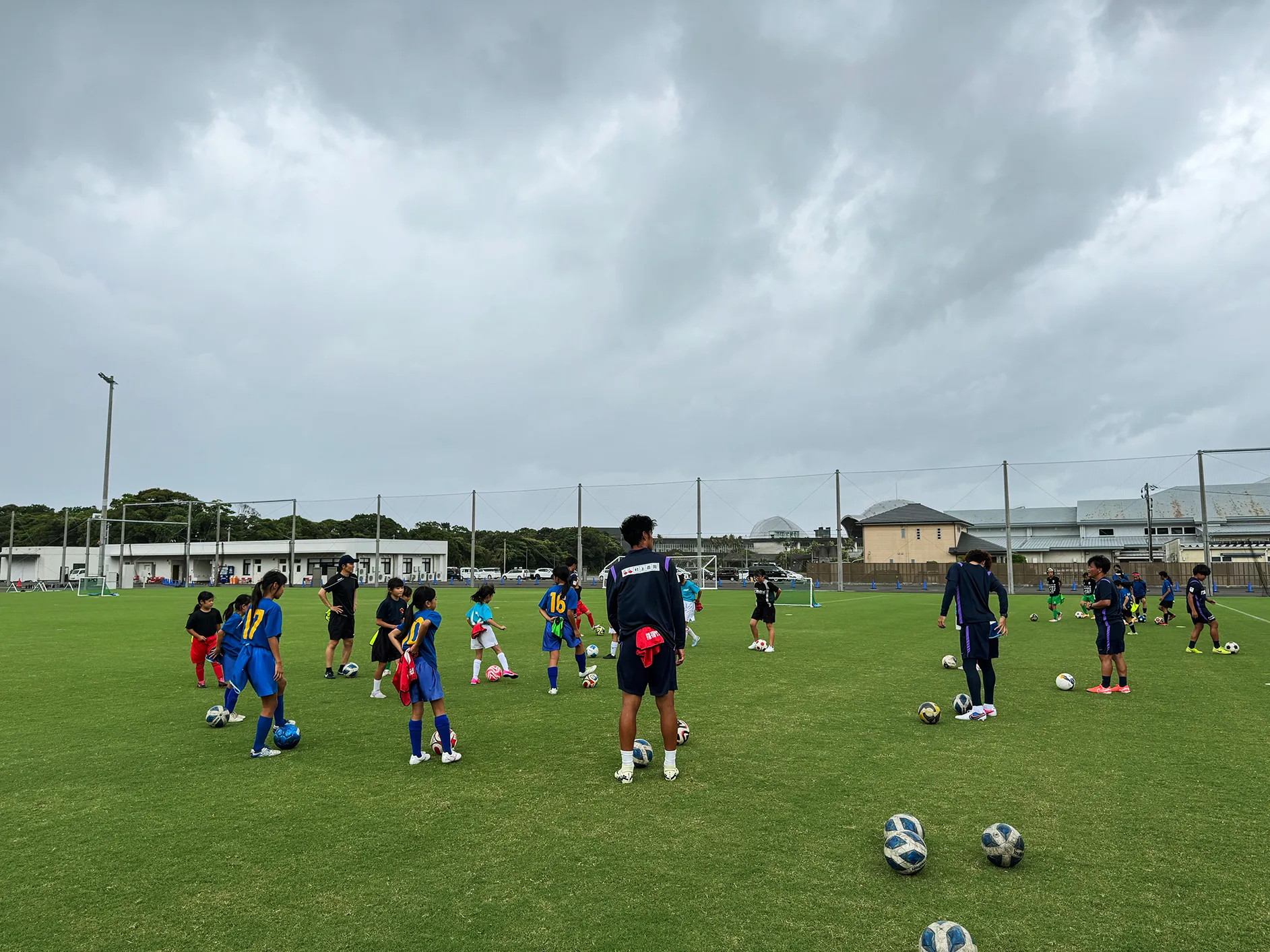 いぶすきフットボールパークで行われたサッカー教室で、ボールを使ったトレーニングに取り組む子どもたち