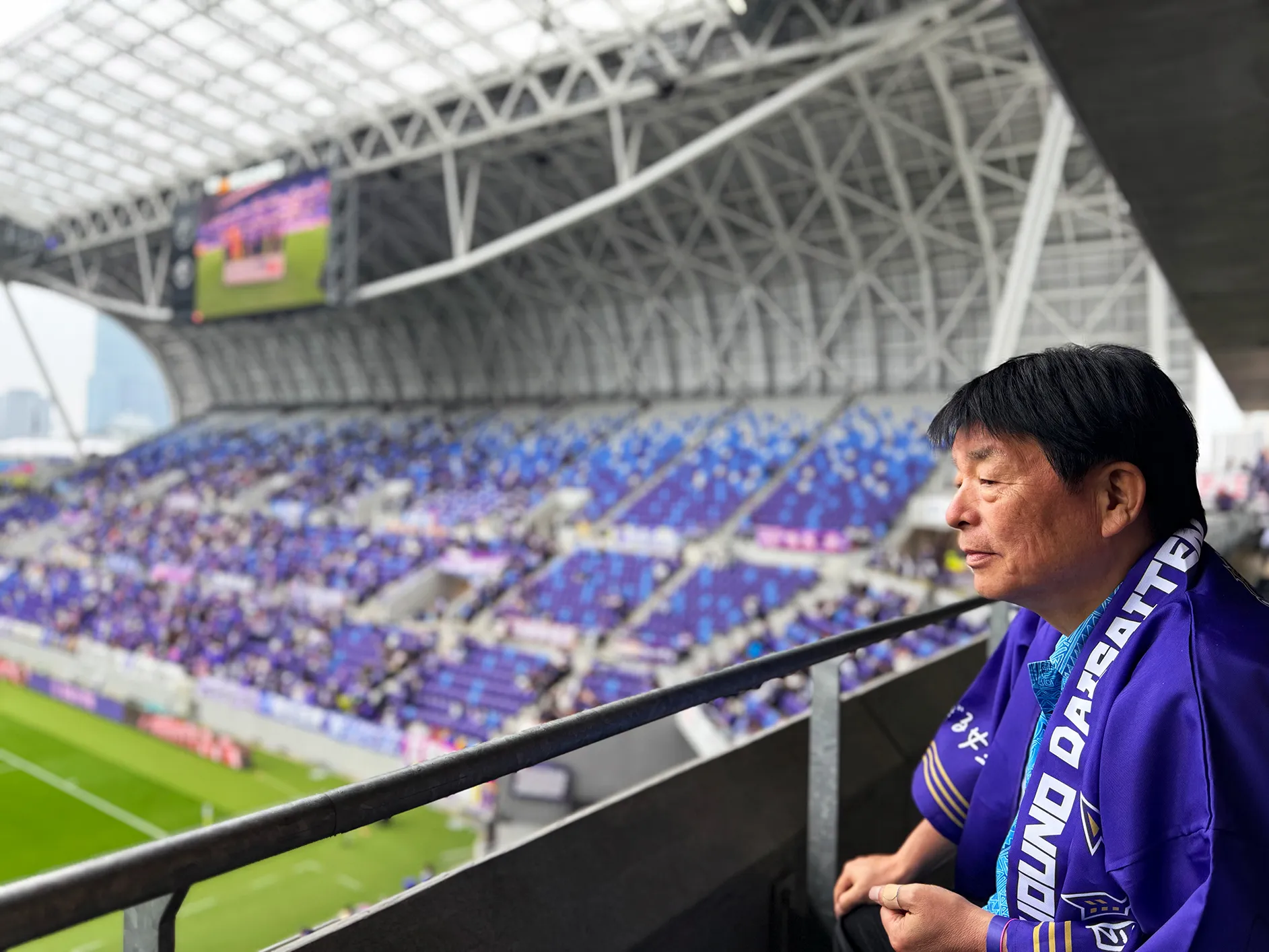 スタジアムでレジーナの試合を観戦する打越市長