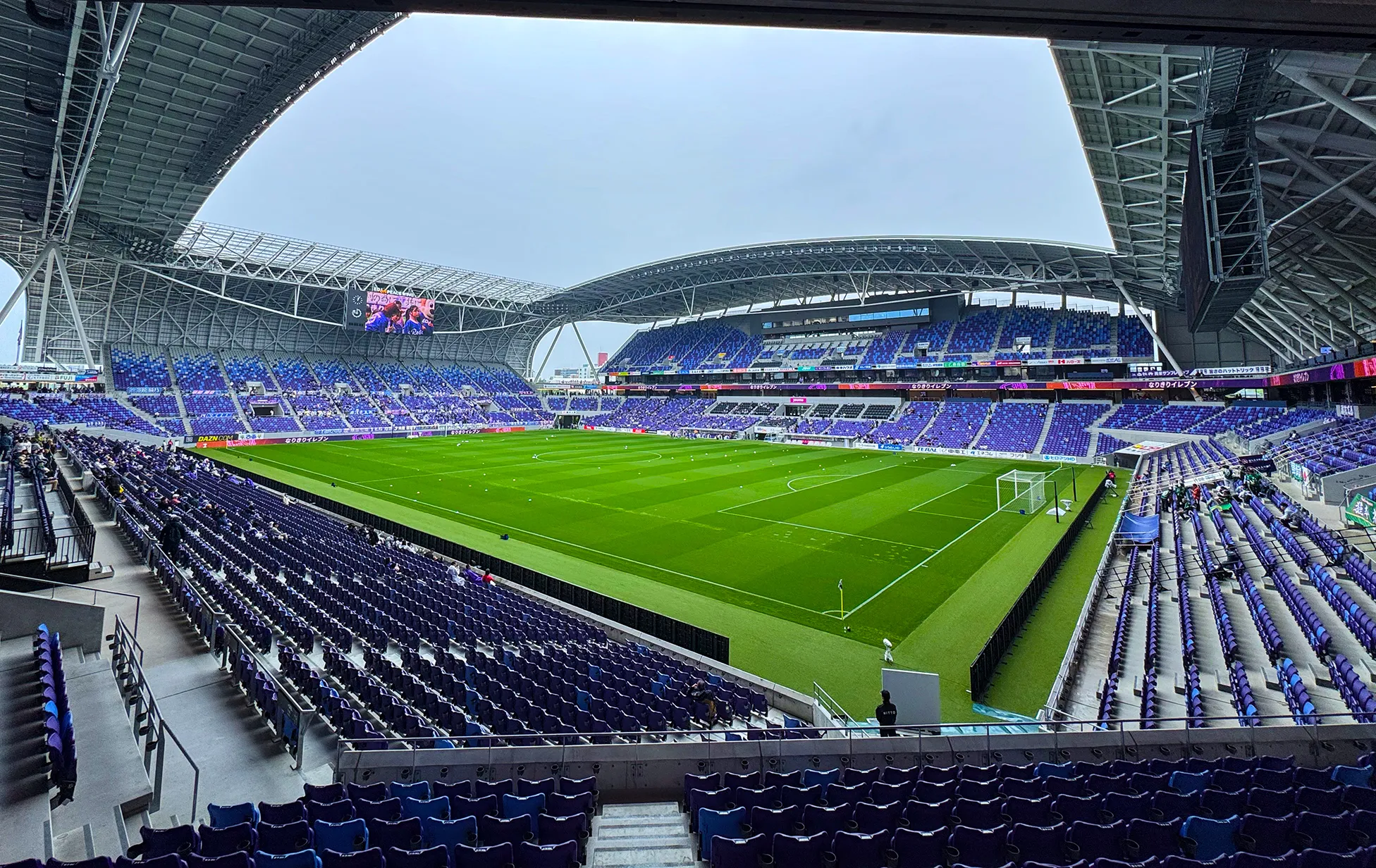 エディオンピースウイング広島の試合前のピッチ全景