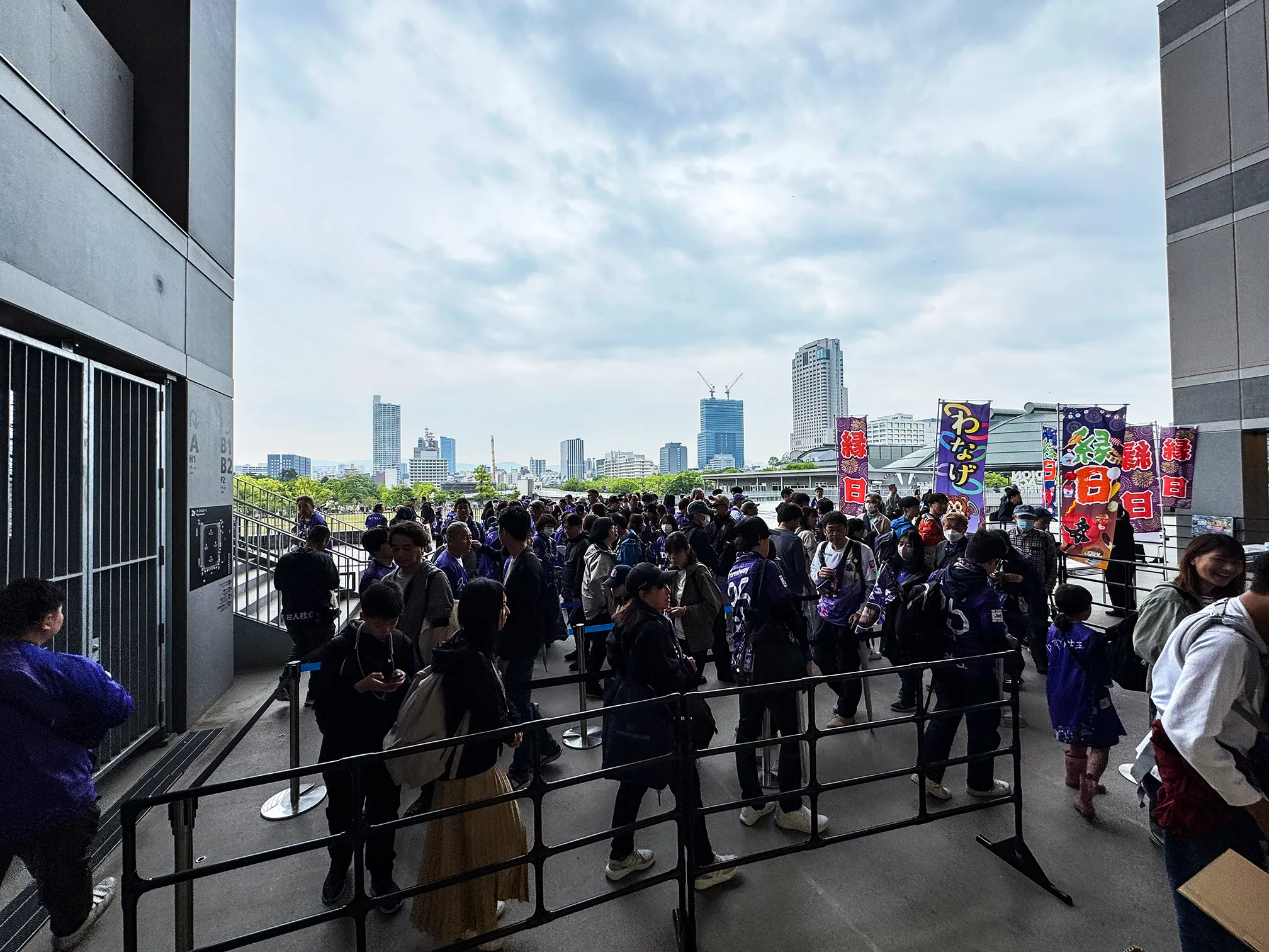スタジアム外に長蛇の列を作るレジーナサポーターたち