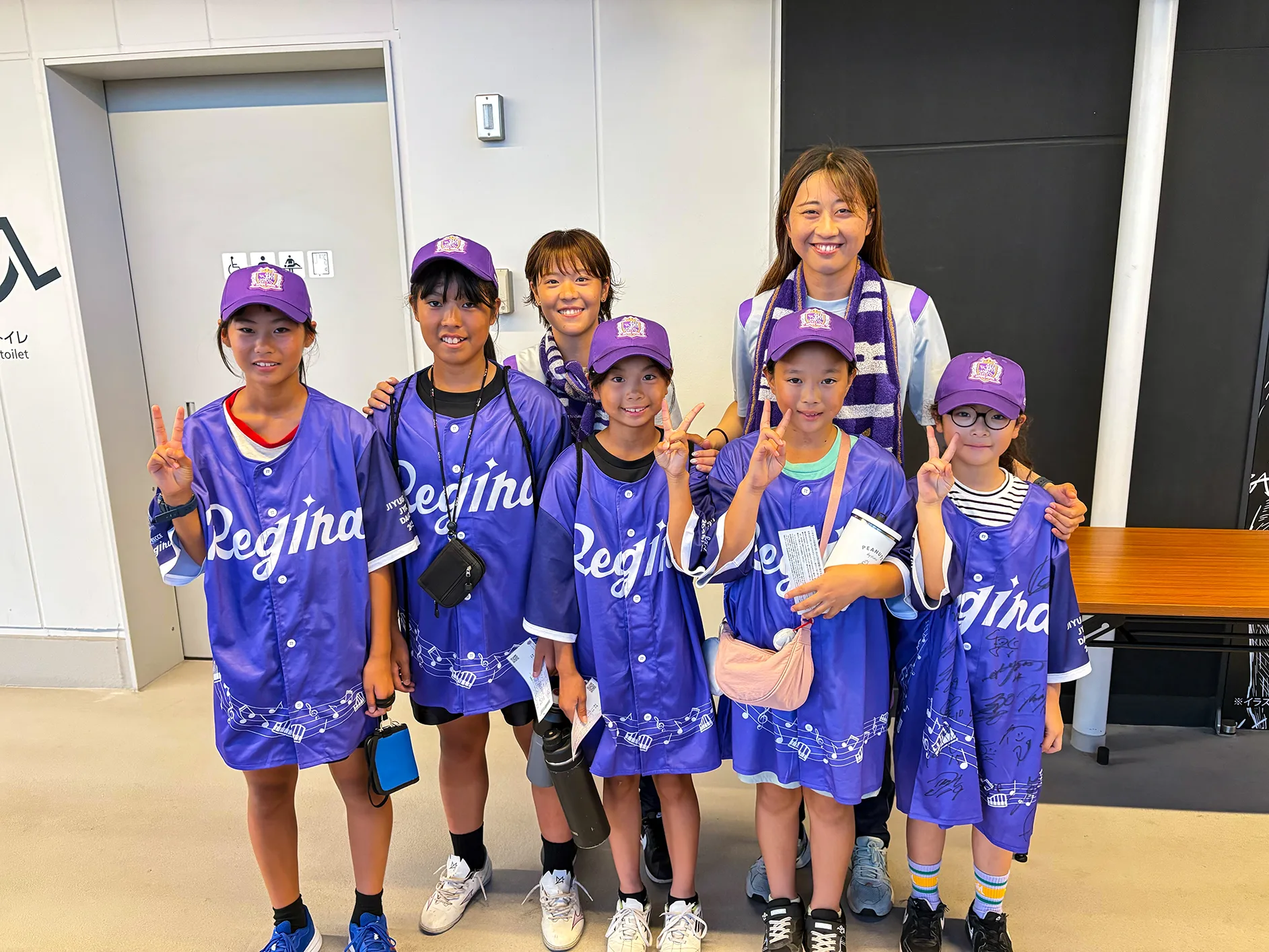 スタジアムで偶然出会ったサンフレッチェ広島レジーナの瀧澤千聖選手・笠原綺乃選手と一緒に記念撮影する指宿の子どもたち