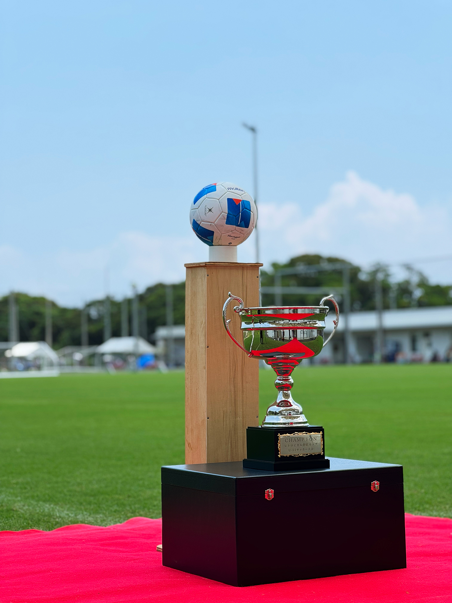 トロフィーとサッカーボール