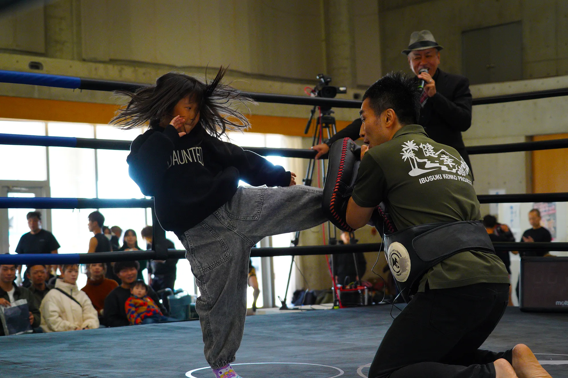 ミット打ち体験の様子