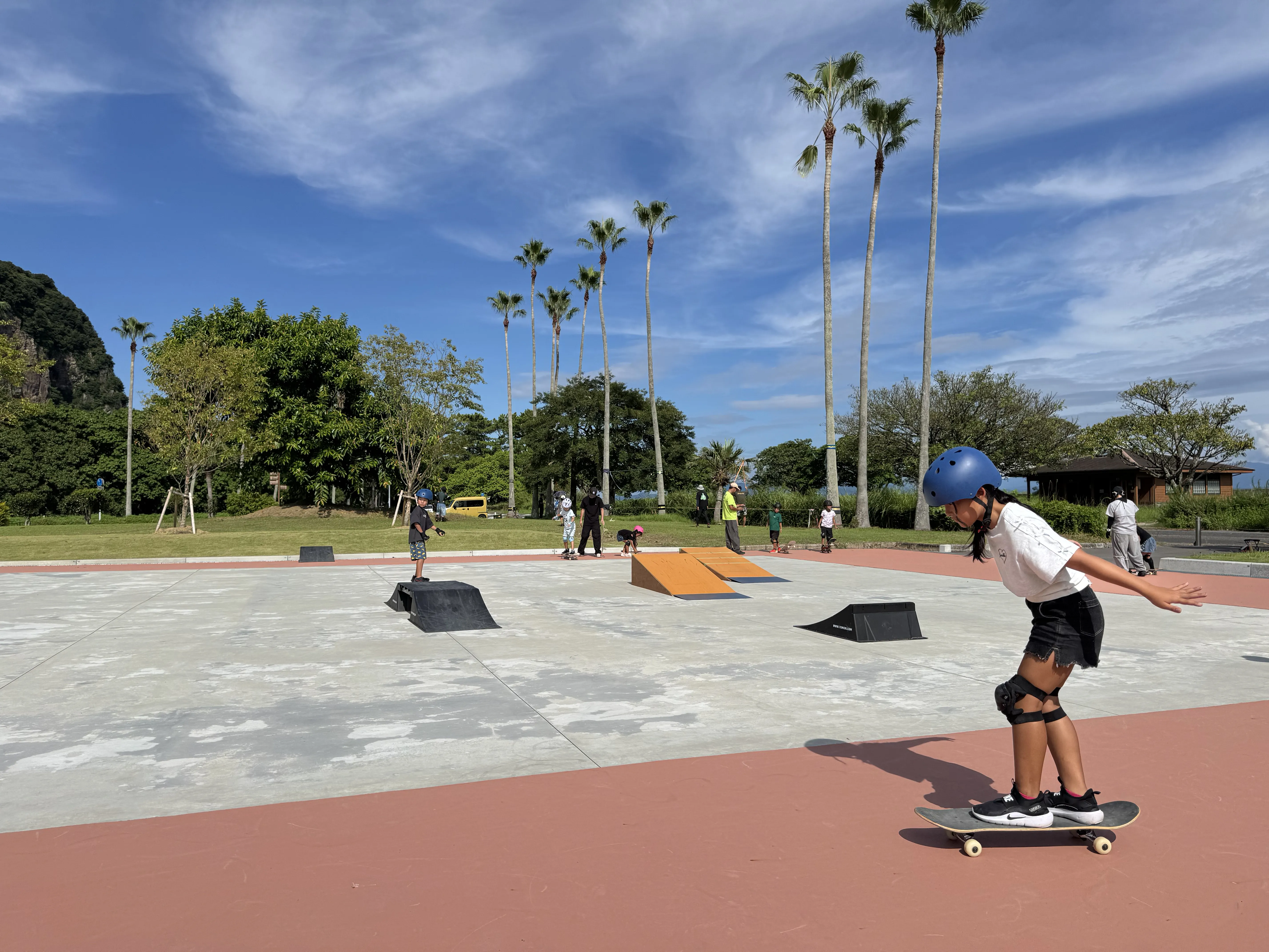 スケートボードに挑戦する子どもたち